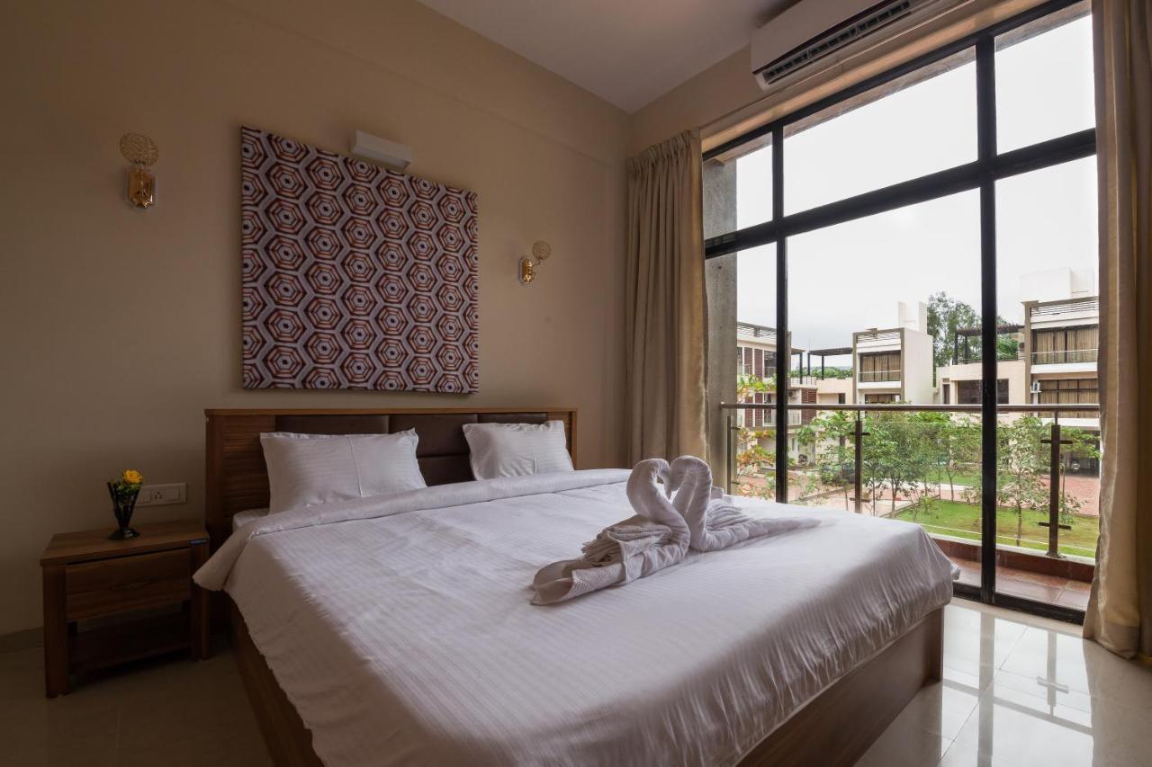 Stayvista'S Greenwoods Villa 10 - City-Center Villa With Private Pool, Terrace, Lift & Carrom Board Lonavala Exterior photo